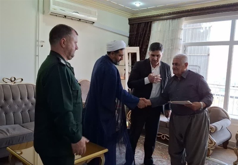 تجلیل از صبر و ایثار خانواده شهدا در پاوه+ تصاویر
