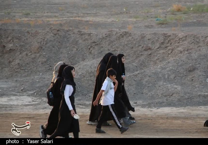 حضور پرشور دلدادگان حسینی در راهپیمایی جاماندگان اربعین گناباد