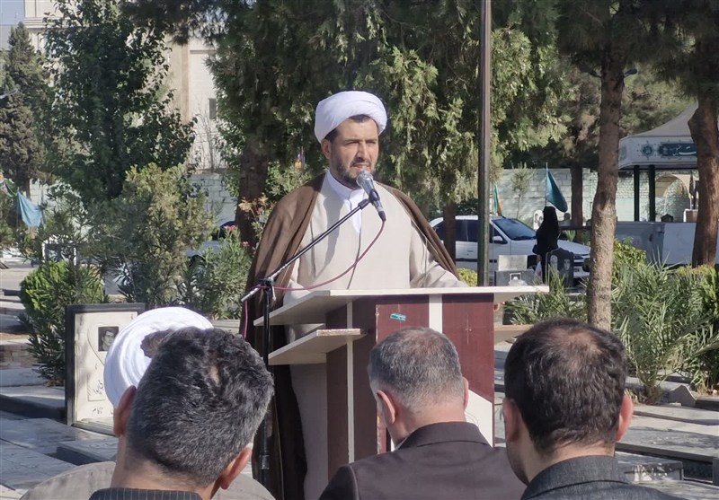 خون شهدا عزت، استقلال و وحدت را برای ایران بیمه کرد