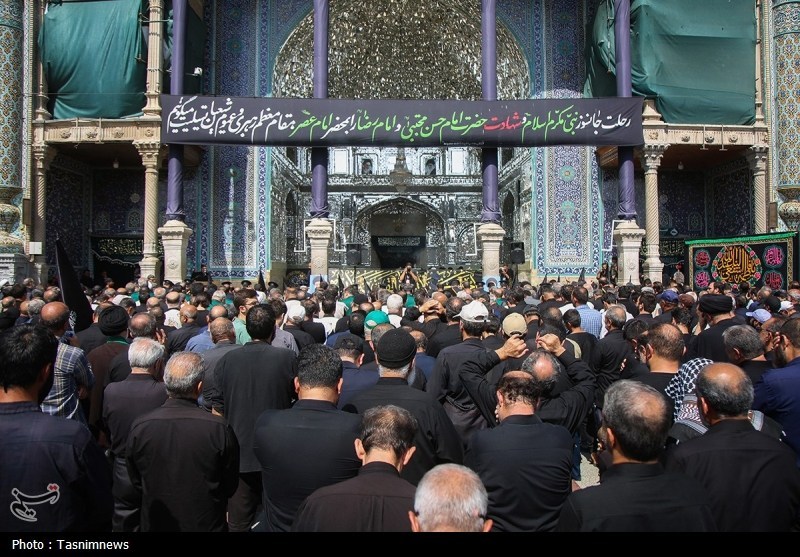 دسته عزای خادمان حرم حضرت معصومه(س) در سالروز شهادت امام رضا(ع)+ تصویر