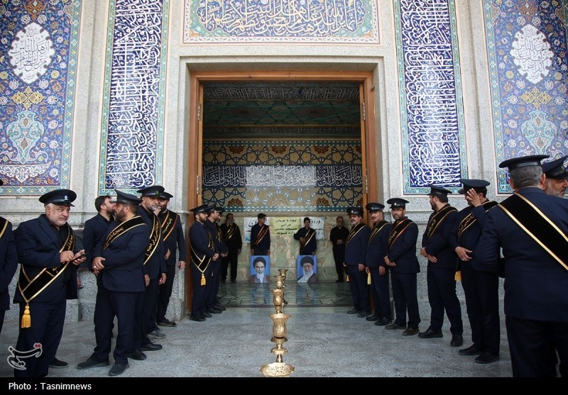 دسته عزای خادمان حرم حضرت معصومه(س) در سالروز شهادت امام رضا(ع)+ تصویر