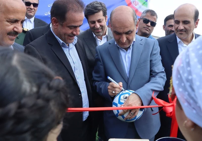 زمین چمن مصنوعی و سکوهای ورزشگاه تختی لاهیجان به بهره‌برداری رسید