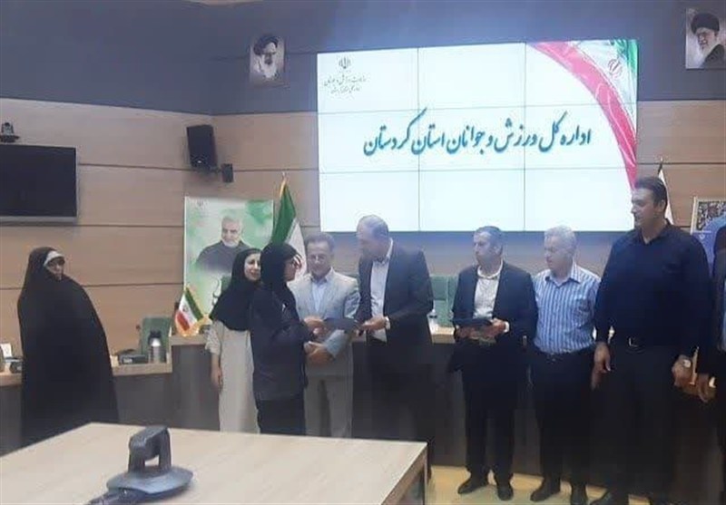 ملی‌پوش کردستانی تیم فوتبال بانوان ایران تجلیل شد+تصویر