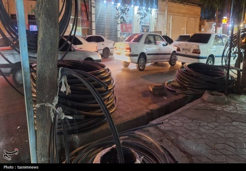 پیاده‌روهای دهدشت در چنگال سد معبر؛ شهروندان در ترافیک و خطر+تصاویر