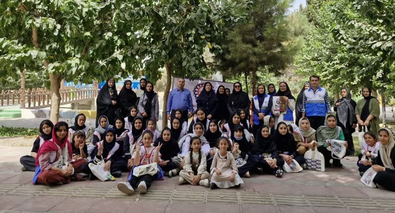 80 پادیار ورامینی در پویش روز جهانی پاکسازی زمین مشارکت کردند