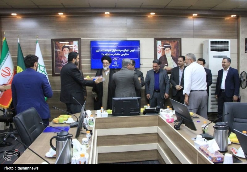 آغاز طرح هوشمندسازی 105 مدرسه شهرری با اهدای 40 لپ‌تاپ به مدیران مدارس