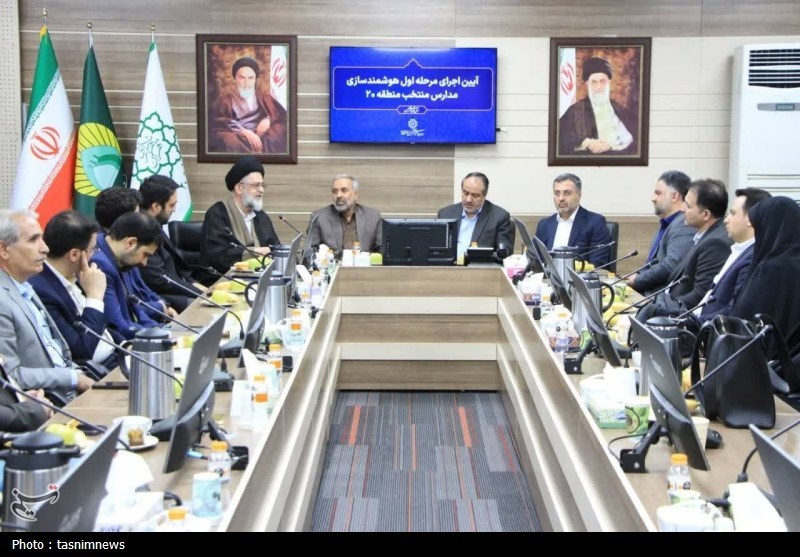 آغاز طرح هوشمندسازی 105 مدرسه شهرری با اهدای 40 لپ‌تاپ به مدیران مدارس