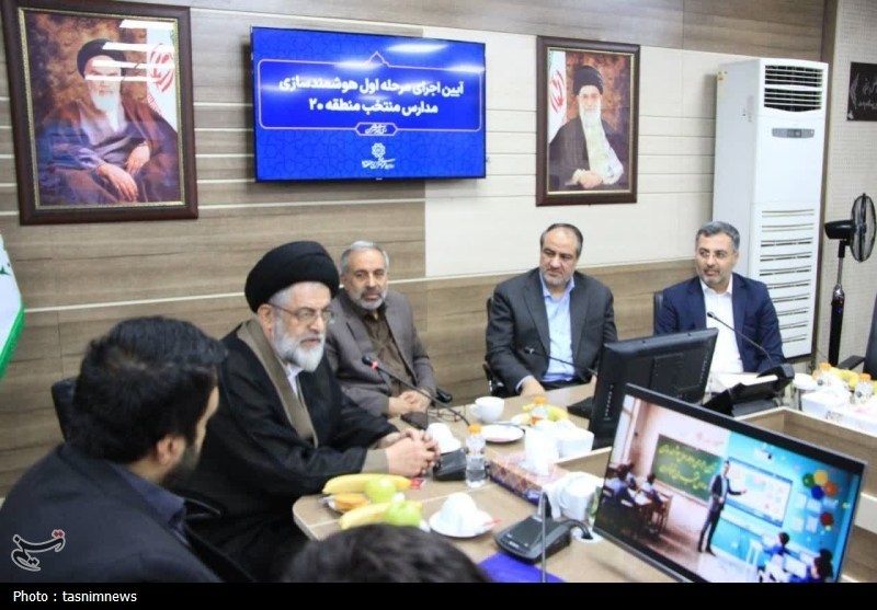 آغاز طرح هوشمندسازی 105 مدرسه شهرری با اهدای 40 لپ‌تاپ به مدیران مدارس