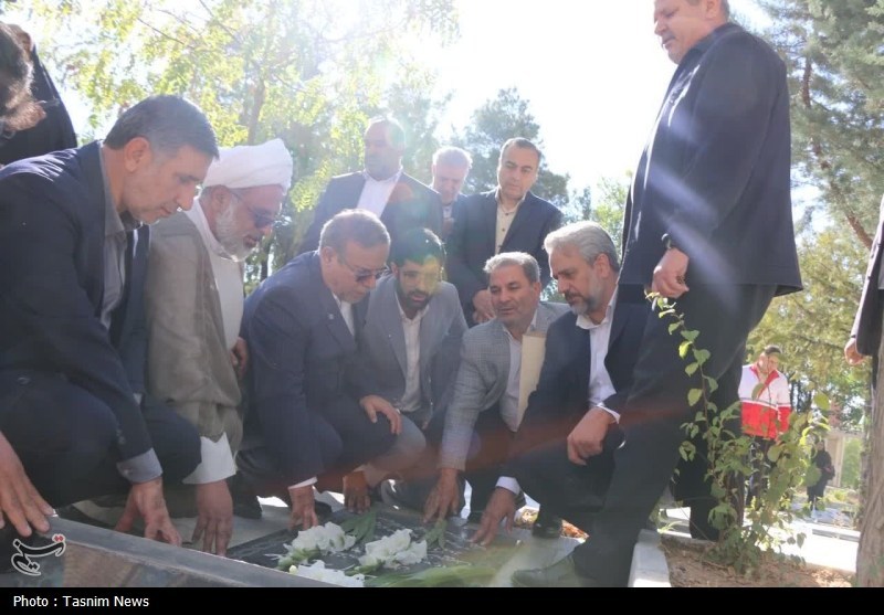 آیین عطرافشانی و گلباران گلزار شهدای شهرکرد برگزار شد + تصاویر