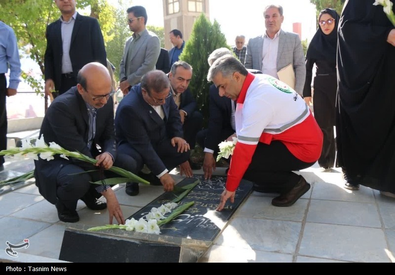 آیین عطرافشانی و گلباران گلزار شهدای شهرکرد برگزار شد + تصاویر