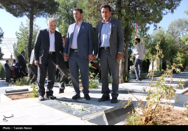 آیین عطرافشانی و گلباران گلزار شهدای شهرکرد برگزار شد + تصاویر