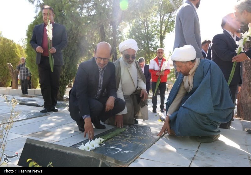 آیین عطرافشانی و گلباران گلزار شهدای شهرکرد برگزار شد + تصاویر