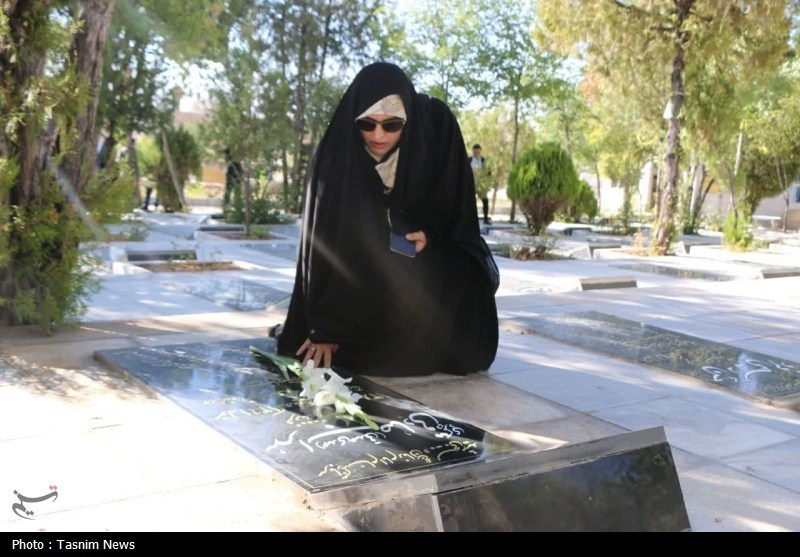 آیین عطرافشانی و گلباران گلزار شهدای شهرکرد برگزار شد + تصاویر