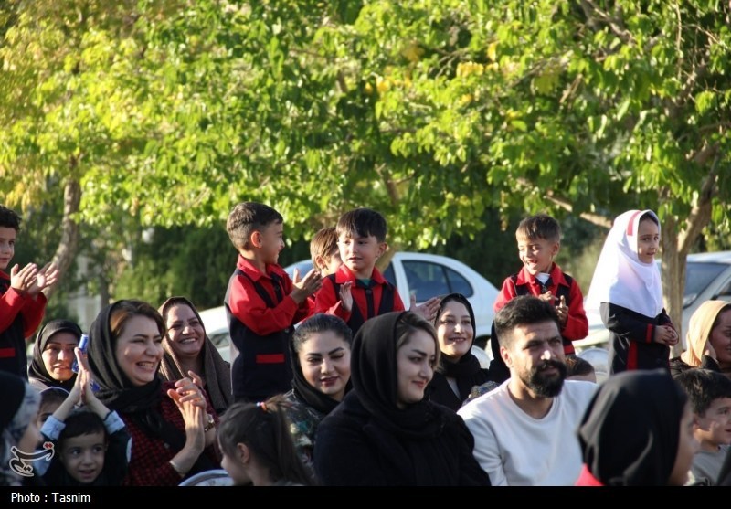 ائل‌گلی تبریز در تسخیر خنده‌های کودکان؛ اجرای برنامه نمایشی «تریلی سیار کانون»