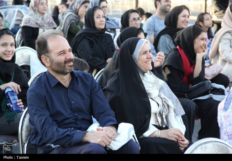 ائل‌گلی تبریز در تسخیر خنده‌های کودکان؛ اجرای برنامه نمایشی «تریلی سیار کانون»