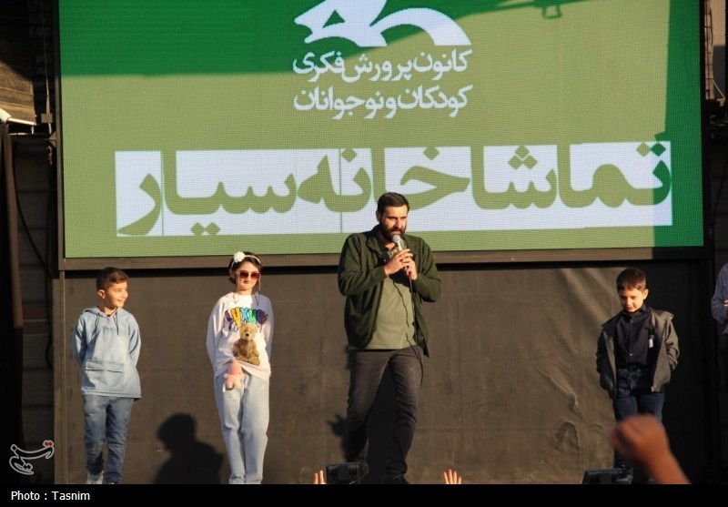 ائل‌گلی تبریز در تسخیر خنده‌های کودکان؛ اجرای برنامه نمایشی «تریلی سیار کانون»