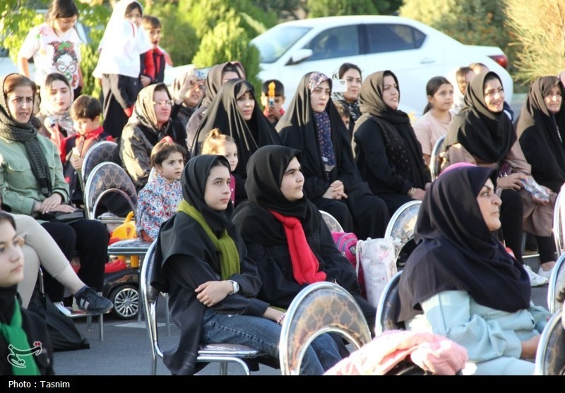 ائل‌گلی تبریز در تسخیر خنده‌های کودکان؛ اجرای برنامه نمایشی «تریلی سیار کانون»