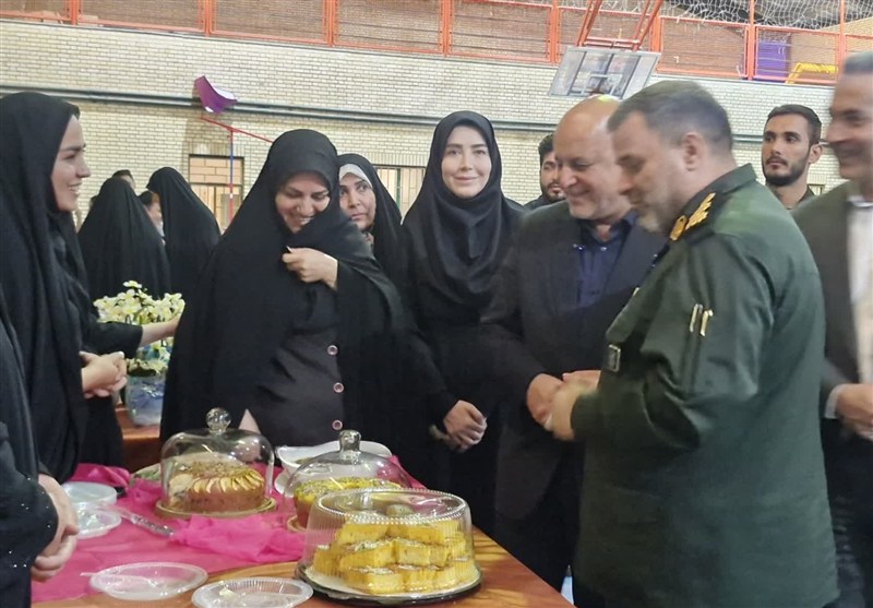 اسلامشهر میزبان هنر ایثار؛ از طراحی لباس تا طبخ غذاهای دفاع مقدس +تصویر