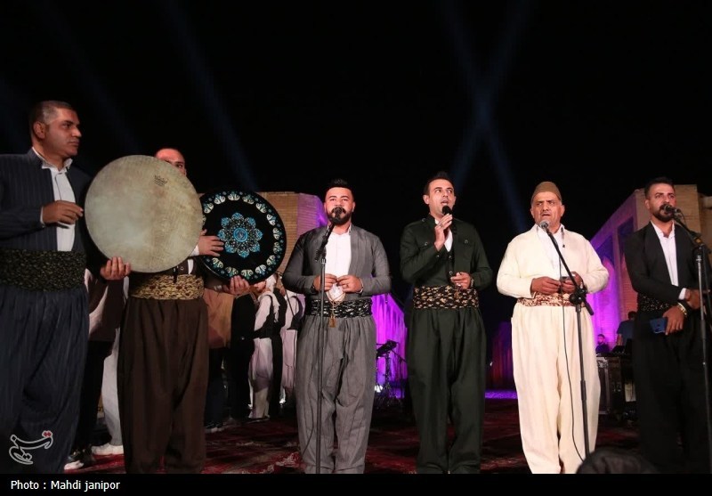اصفهان غرق در شادی ولادت پیامبر(ص)/برگزاری دومین شب جشن «امت ماه» در پل خواجو
