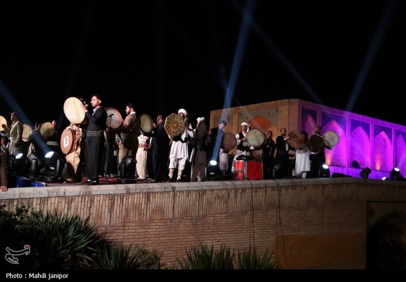 اصفهان غرق در شادی ولادت پیامبر(ص)/برگزاری دومین شب جشن «امت ماه» در پل خواجو