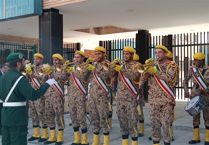 اهتزاز پرچم مقدس جمهوری اسلامی ایران در مدارس استان مرکزی