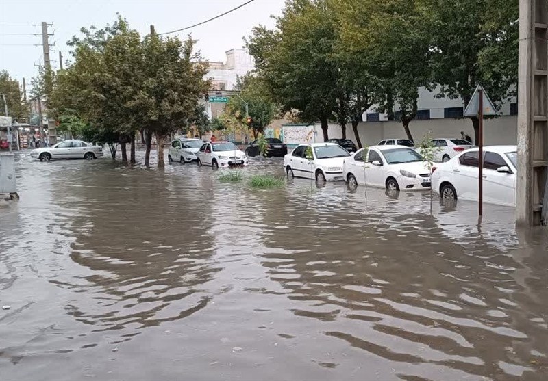 بارش‌های آخر تابستان و آبگرفتگی معابر شهری و روستایی گلستان/ گنبدکاووس دریا شد+فیلم