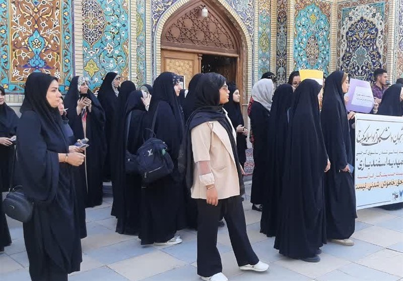 تجمع دانشجویان کرجی علیه بازداشت فعال آزادی‌خواه در فرانسه+تصویر