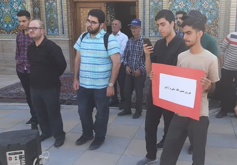 تجمع دانشجویان کرجی علیه بازداشت فعال آزادی‌خواه در فرانسه+تصویر