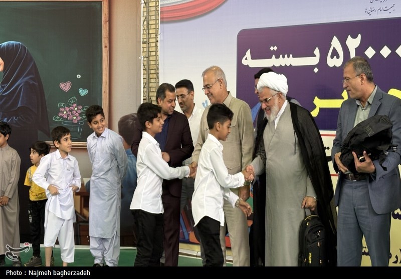 توزیع 52 هزار بسته تحصیلی بین دانش‌آموزان و دانشجویان نیازمند هرمزگان+‌تصاویر