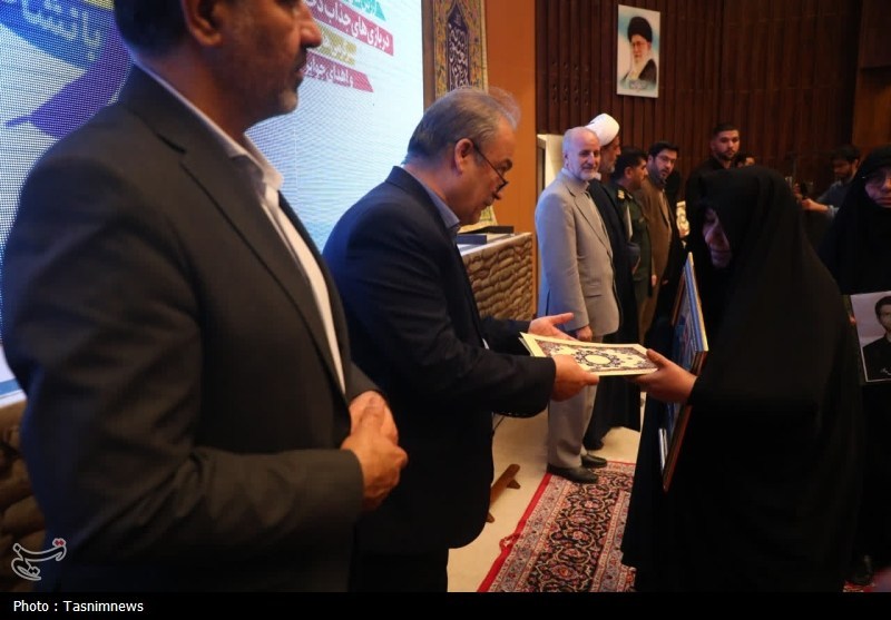 تکریم بانوان و همسران شهدا در قم+ تصاویر