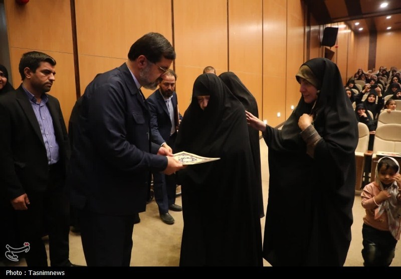 تکریم بانوان و همسران شهدا در قم+ تصاویر