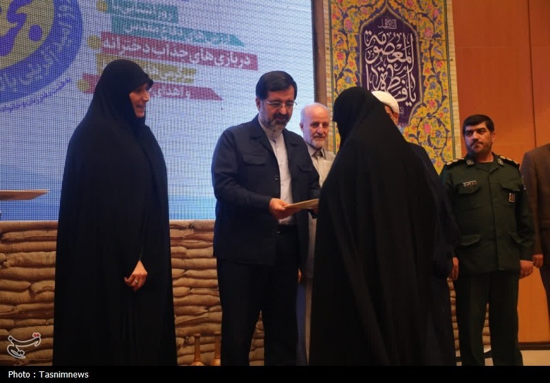 تکریم بانوان و همسران شهدا در قم+ تصاویر
