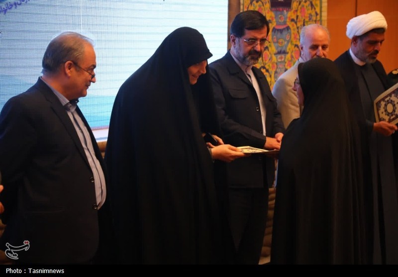 تکریم بانوان و همسران شهدا در قم+ تصاویر