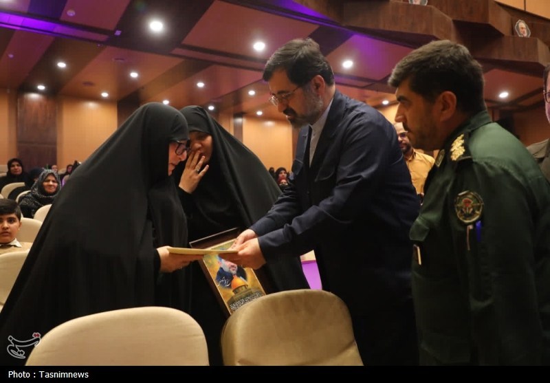 تکریم بانوان و همسران شهدا در قم+ تصاویر