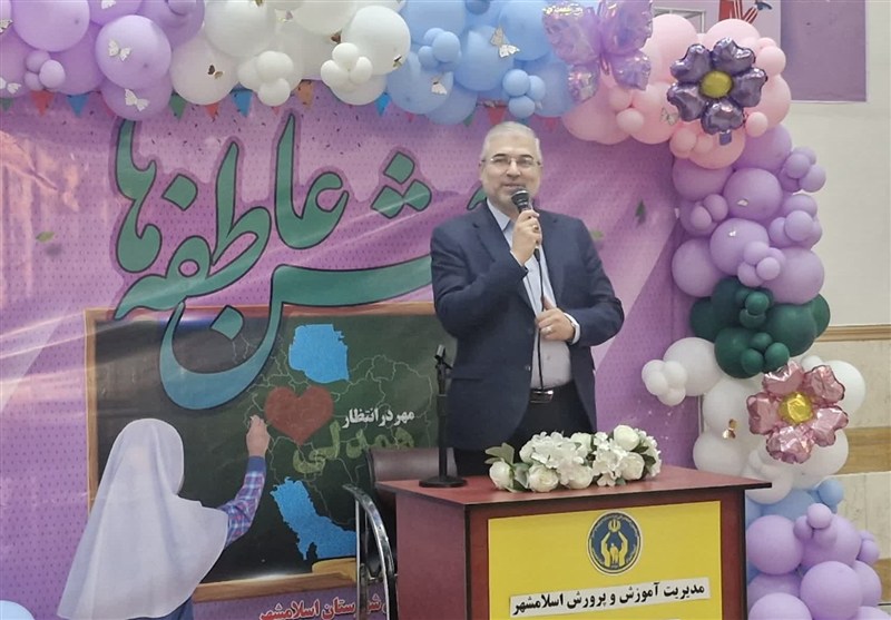 دانش‌آموزان اسلامشهر با شکستن قلک‌ها در جشن عاطفه‌ها پیشگام شدند