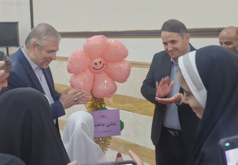 دانش‌آموزان اسلامشهر با شکستن قلک‌ها در جشن عاطفه‌ها پیشگام شدند