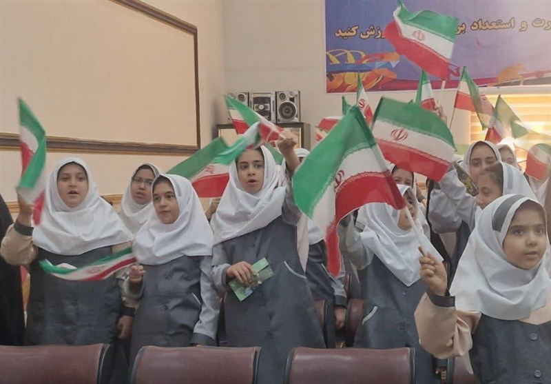 دانش‌آموزان اسلامشهر با شکستن قلک‌ها در جشن عاطفه‌ها پیشگام شدند