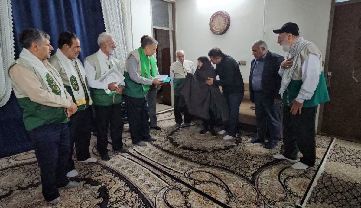 دیدار خادمیاران رضوی با مادر شهید جاویدالاثر حسین فتاح گودرزی