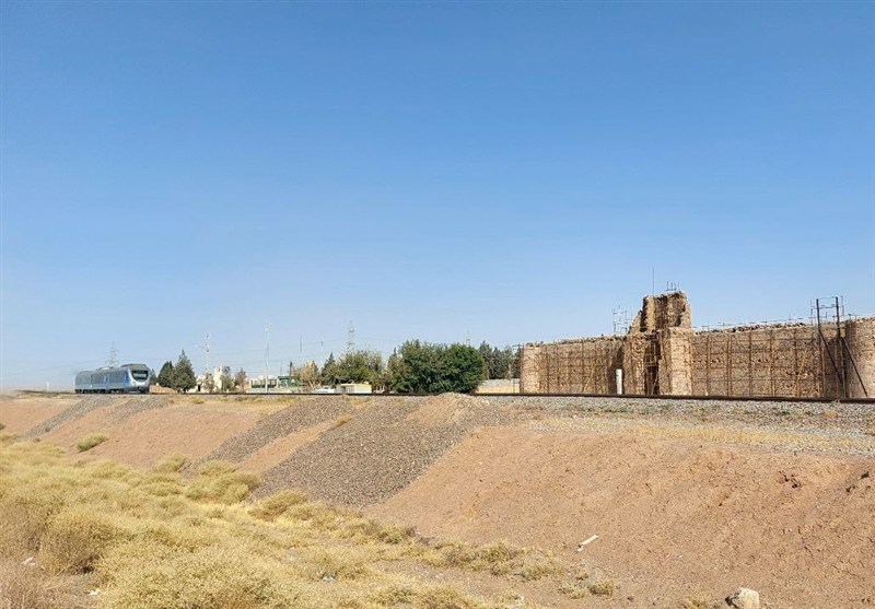 رازهای سر به مهر قلعه سنگی پرند/ میراث تاریخی کنار اتوبان و خط‌آهن تهران - ساوه در حصار بی‌توجهی