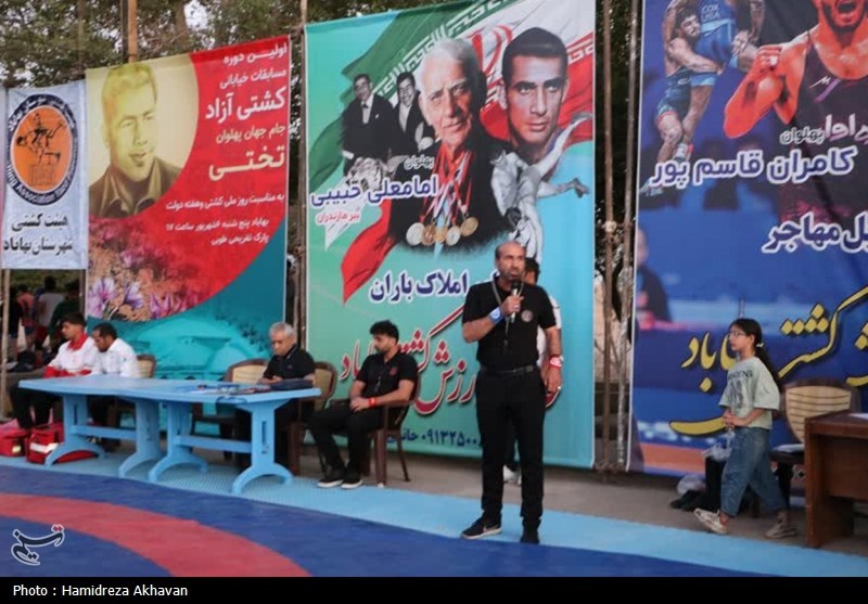 رقابت‌های کشتی دانش‎آموزی در بهاباد برگزار شد