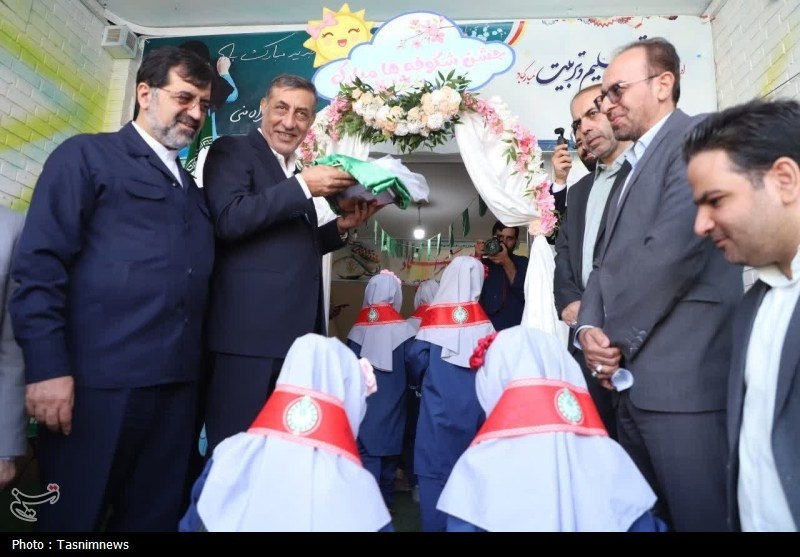 زنگ شکوفه‌ها توسط معاون اجرایی رئیس‌ جمهور در قم نواخته شد+ تصویر