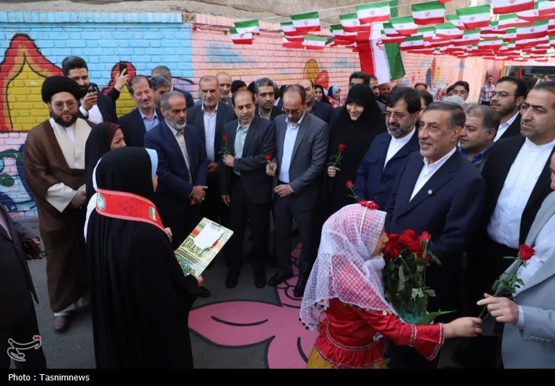 زنگ شکوفه‌ها توسط معاون اجرایی رئیس‌ جمهور در قم نواخته شد+ تصویر