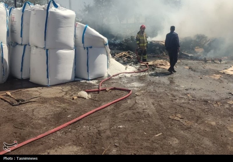 مهار آتش‌سوزی در کارخانه تولید نخ شهرک صنعتی زنجان