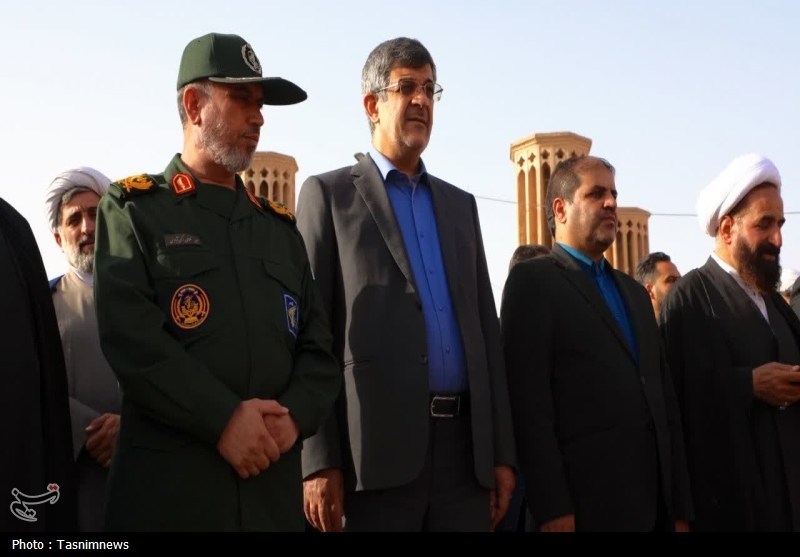 مهمانی لاله‌ها در یزد؛ ادای احترام به مقام شهدا در هفته دفاع مقدس+تصویر
