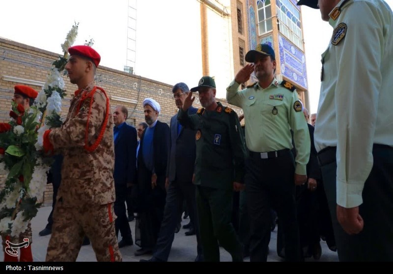 مهمانی لاله‌ها در یزد؛ ادای احترام به مقام شهدا در هفته دفاع مقدس+تصویر