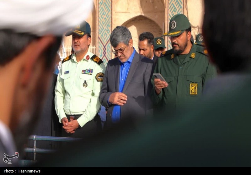 مهمانی لاله‌ها در یزد؛ ادای احترام به مقام شهدا در هفته دفاع مقدس+تصویر