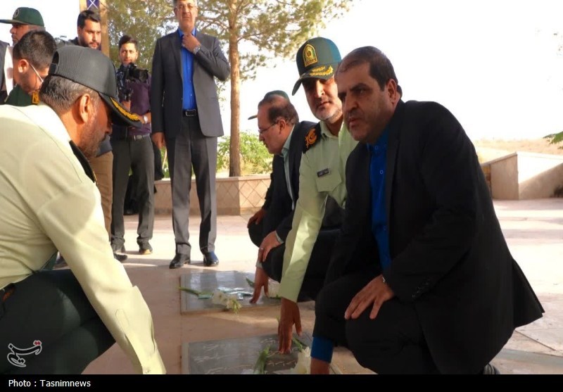 مهمانی لاله‌ها در یزد؛ ادای احترام به مقام شهدا در هفته دفاع مقدس+تصویر