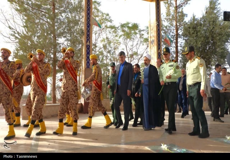 مهمانی لاله‌ها در یزد؛ ادای احترام به مقام شهدا در هفته دفاع مقدس+تصویر