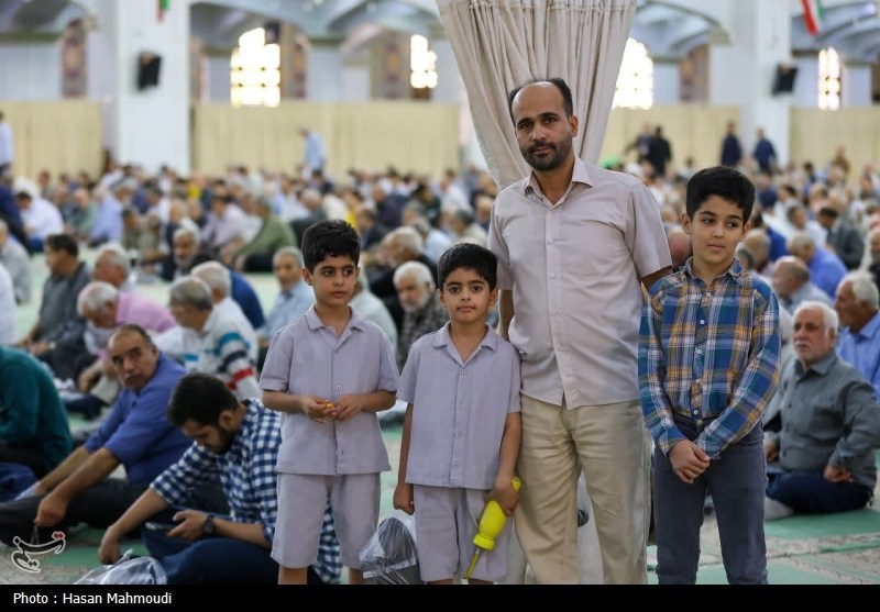 نماز جمعه تبریز در آغوش عطر کودکانه؛ نسل نو در صفوف ایمان