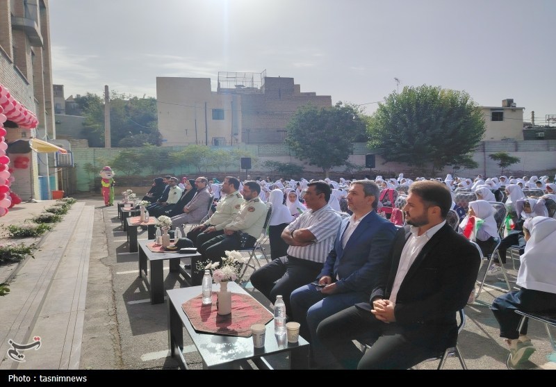 نواخته شدن زنگ مهر در مدرسه روستایی امین‌آباد با حضور مشاور وزیر راه + تصاویر